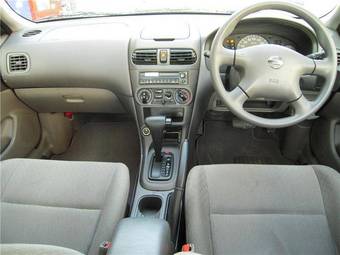 2004 Nissan Sunny Pictures
