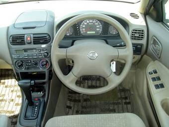 2004 Nissan Sunny Pictures