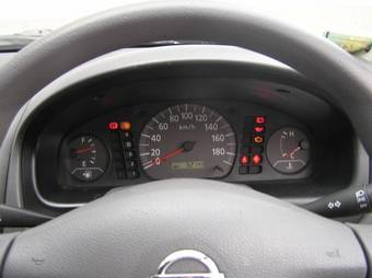 2004 Nissan Sunny Pictures