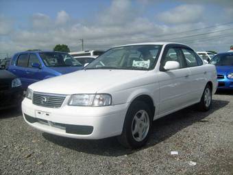 2004 Nissan Sunny Pictures