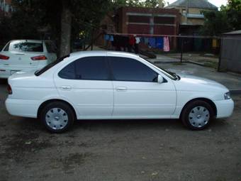 2004 Nissan Sunny Pictures