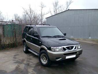 2000 Nissan Terrano II Images