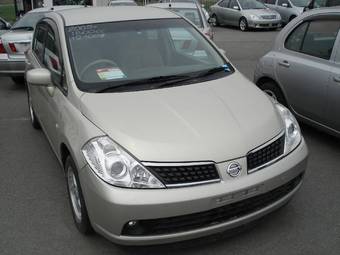 2002 Nissan Tiida Images