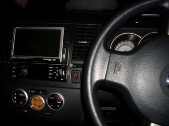 2004 Nissan Tiida Photos
