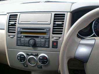 2004 Nissan Tiida Pictures