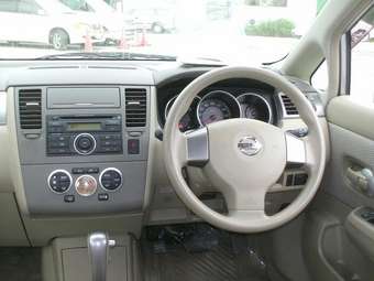 2004 Nissan Tiida Pictures