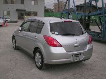 2004 Nissan Tiida Images