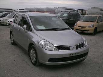 2004 Nissan Tiida Pics