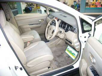 2004 Nissan Tiida Images