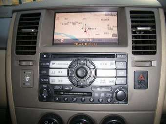 2004 Nissan Tiida Pictures