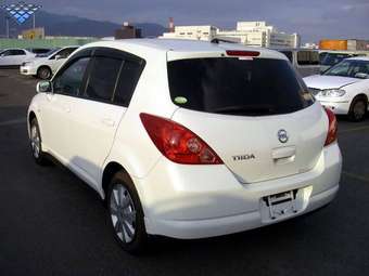 2004 Nissan Tiida Photos