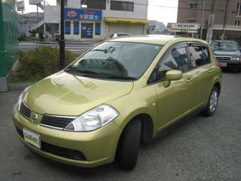 2004 Nissan Tiida Images