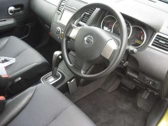 2004 Nissan Tiida Pictures