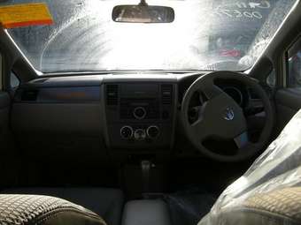2004 Nissan Tiida Images