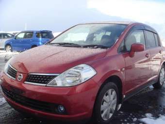 2004 Nissan Tiida Pictures