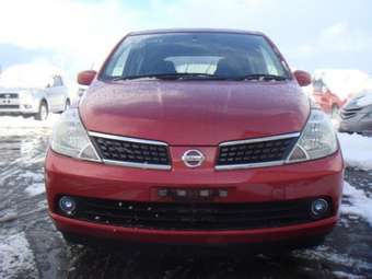 2004 Nissan Tiida Pictures