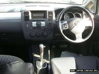 2004 Nissan Tiida Photos