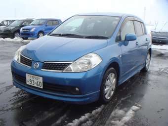 2004 Nissan Tiida Photos