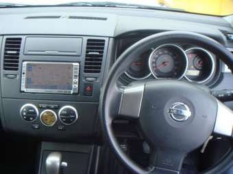 2004 Nissan Tiida Images