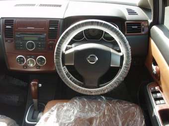 2004 Nissan Tiida Pictures