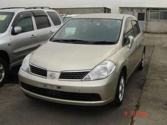 2004 Nissan Tiida Photos