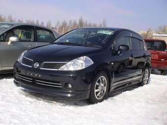 2004 Nissan Tiida Photos