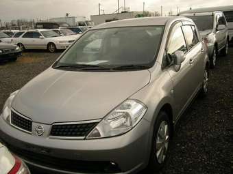 2004 Nissan Tiida Photos