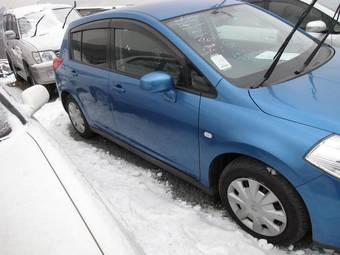 2004 Nissan Tiida Images