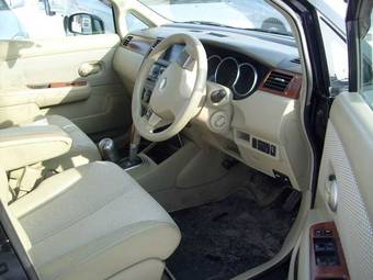 2004 Nissan Tiida Pictures