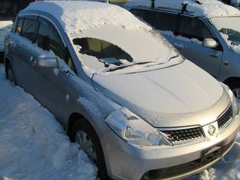 2004 Nissan Tiida Photos