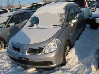 2004 Nissan Tiida Pictures