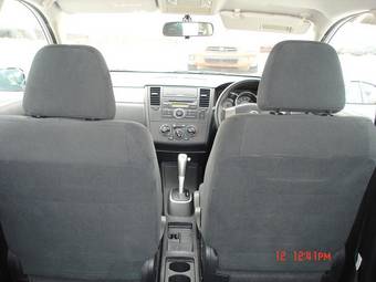 2004 Nissan Tiida Images