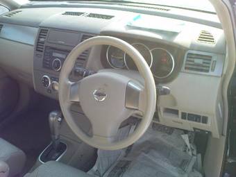 2004 Nissan Tiida Images