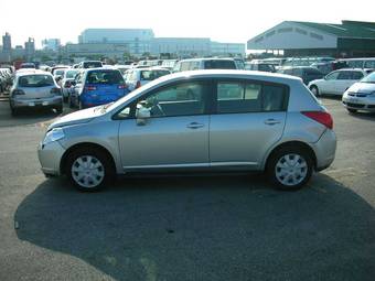 2004 Nissan Tiida Pictures