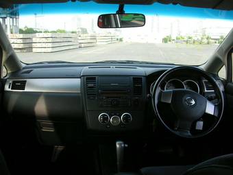 2004 Nissan Tiida Pictures