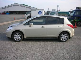 2004 Nissan Tiida Images