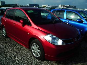 2004 Nissan Tiida Pictures