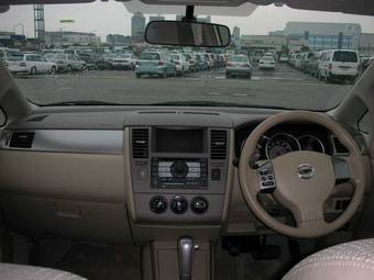 2004 Nissan Tiida Photos