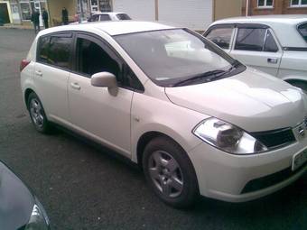 2004 Nissan Tiida Photos