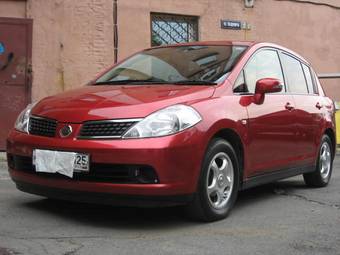 2004 Nissan Tiida Pictures