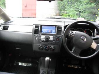 2004 Nissan Tiida Pictures