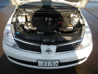 2004 Nissan Tiida Photos