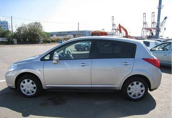 2004 Nissan Tiida Images