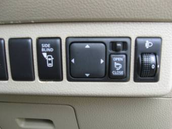 2004 Nissan Tiida Photos