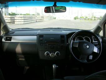 2004 Nissan Tiida Pics