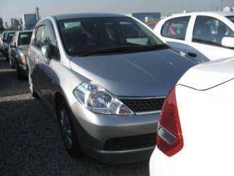 2004 Nissan Tiida Photos