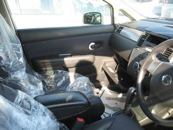 2004 Nissan Tiida Wallpapers