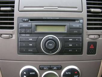 2004 Nissan Tiida Images
