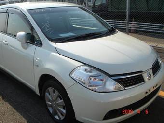 2004 Nissan Tiida Pictures