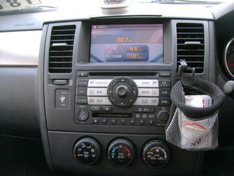 2004 Nissan Tiida Images